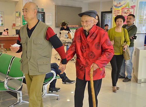 100歲白內(nèi)障老人普瑞眼科復(fù)明在即